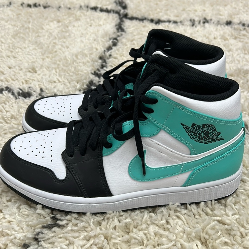 Brand new Nike mens Air Jordan 1 Mid in mint, black & white